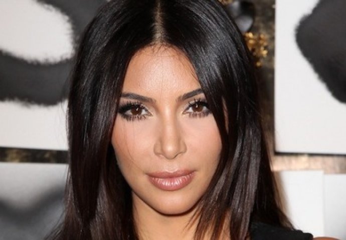 Vizažistica se transformira u Kardashianke!