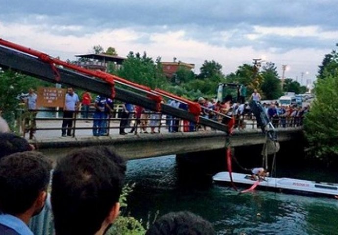Tragedija u Turskoj: Autobus sa djecom pao u kanal 