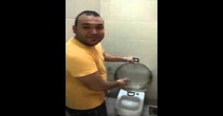 Sramota: Uposlenik jednog restorana uhvaćen kako pere suđe u WC-u (VIDEO)