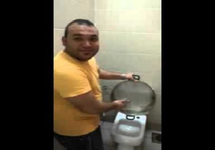 Sramota: Uposlenik jednog restorana uhvaćen kako pere suđe u WC-u (VIDEO)