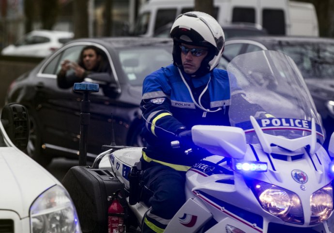 Francuska: Četiri mladića povrijeđena rafalima iz automatske puške