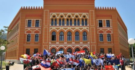 Učenici Koledža ujedinjenog svijeta defilovali Mostarom