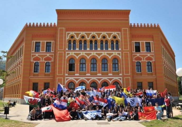 Učenici Koledža ujedinjenog svijeta defilovali Mostarom
