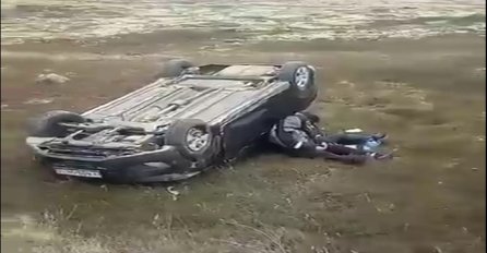 Šta Rusi rade kad se prevrnu kolima? Sjednu pored i napiju se kao "stoka" (VIDEO)