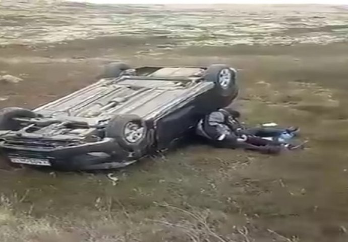 Šta Rusi rade kad se prevrnu kolima? Sjednu pored i napiju se kao "stoka" (VIDEO)