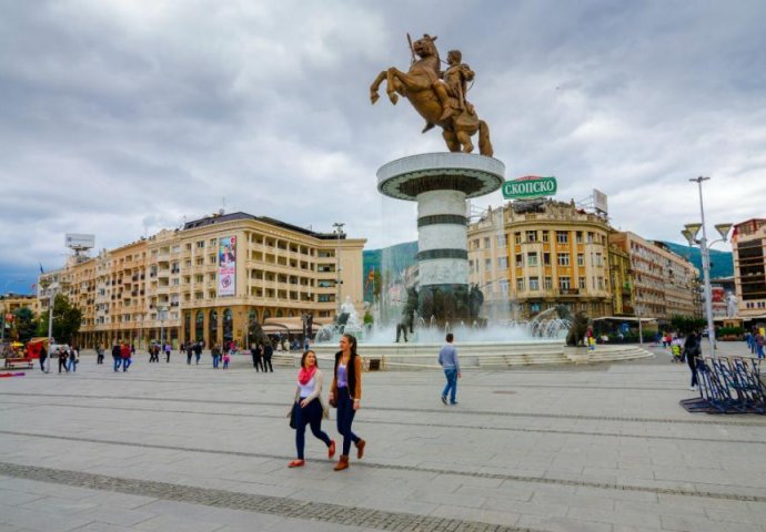 Skoplje: Demonstranti se probili do vlade i bacali farbu