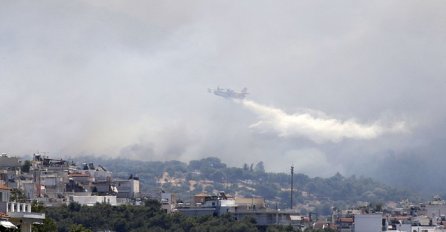 Grčka: Vatrogasci se cijeli dan bore sa požarom na Peloponezu