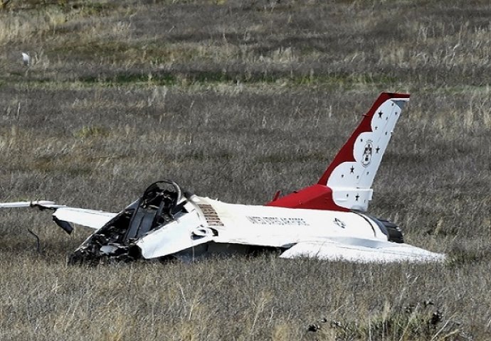 SAD: Sudar dva aviona, piloti se bezbjedno katapultirali