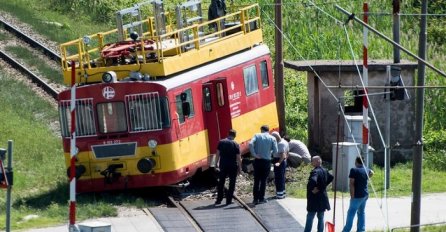 VOZ KOD PLOČA IZLETIO S TRAČNICA: Ozlijeđeno troje ljudi, prebačeni u splitsku bolnicu