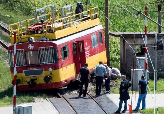 VOZ KOD PLOČA IZLETIO S TRAČNICA: Ozlijeđeno troje ljudi, prebačeni u splitsku bolnicu