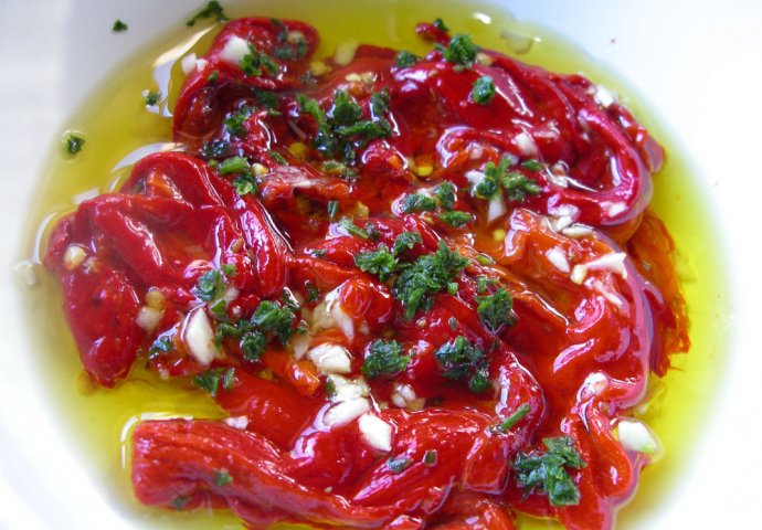 Salata od pečenih paprika