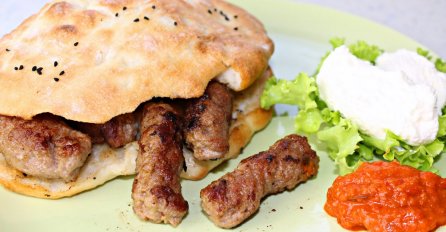 Bosanski ćevapi u domaćim lepinjama sa kajmakom 
