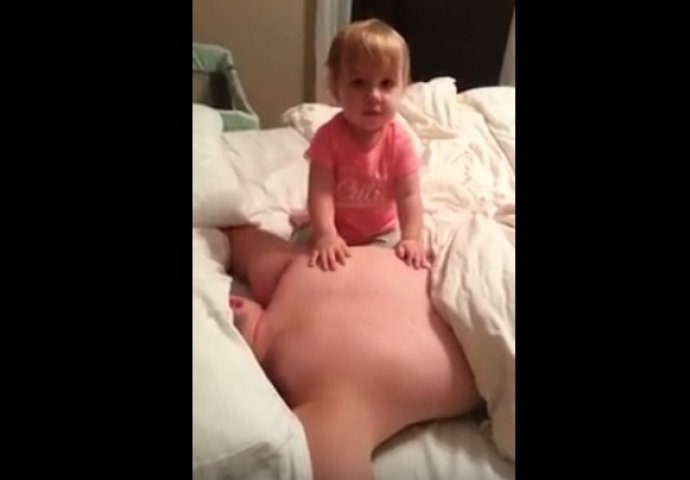 Majka je snimala tatu i kćerku na krevetu: Na 0:18 će vam srce na trenutak zastati (VIDEO) 