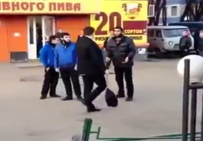 Ova trojica su izabrala pogrešnog Rusa za tuču, pogledajte šta se desilo (VIDEO)