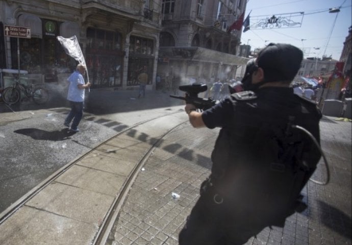 Istanbul: Gumenim mecima na demonstrante