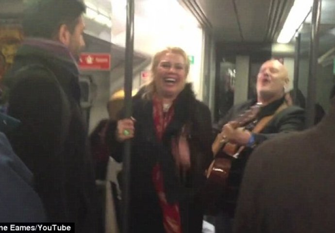 Nekada poznata i zanosna pjevačica: Sada ima 56 godina, a evo kako danas izgleda i pjeva! (VIDEO)