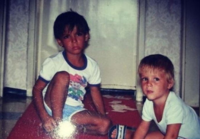 Da li prepoznajete ovog pjevača? Nekad ljuti dječačić, danas žene lude za njim!