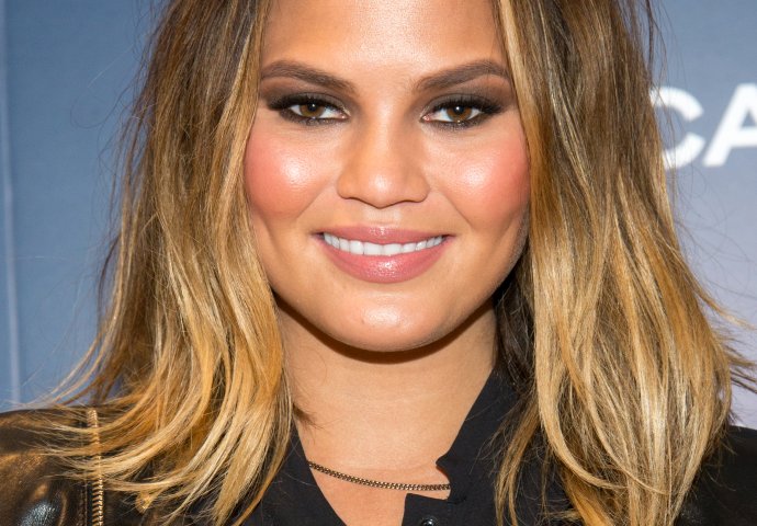 Kako Chrissy Teigen nosi crop top?