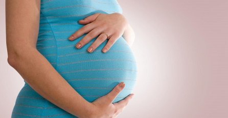 Olakšanje: Porod je manje bolan u klečećem položaju