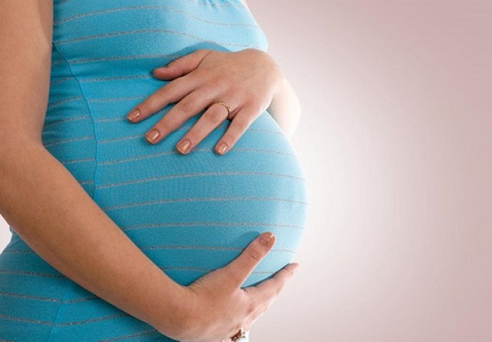 Olakšanje: Porod je manje bolan u klečećem položaju