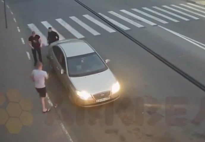 Ovo je nešto najluđe što ćete vidjeti: Ovaj mu puca u noge a on i dalje navaljuje na njega (VIDEO)