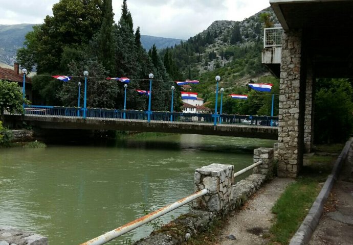 UOČI MEČA HRVATSKE I TURSKE: Pojačano prisustvo policije u Mostaru i Stocu, situacija opuštena!