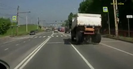 Ovo se gleda u jednom dahu: Ovakvo ludilo se viđa samo u Rusiji, dobro posmatrajte kamion (VIDEO)