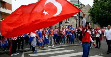 Navijači Hrvatske i Turske u Parizu zajedno dočekali utakmicu