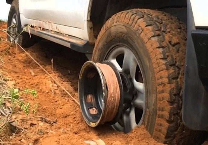 Njegov automobil se zaglavio u pijesku, a način na koji je izašao je genijalan (VIDEO)