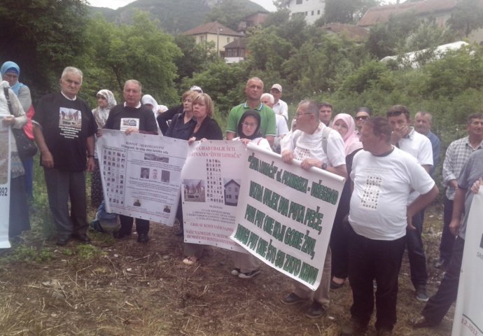 24. godišnjica stradanja u Pionirskoj ulici: Višegrad je danas suzama nakvašen