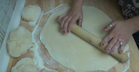 Umijesila je tijesto i razvila ga, ono što je napravila je za polizati prste (VIDEO)