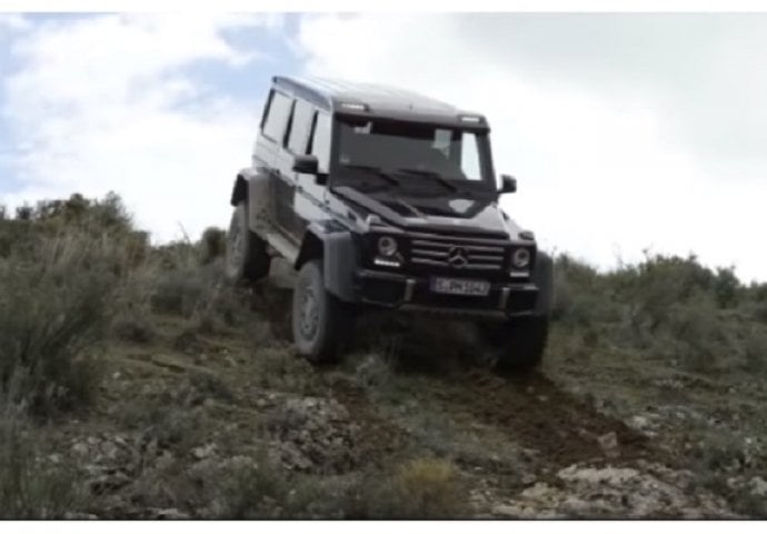 Mercedes Benz G550 4X42: Pogledajte kako sa lakoćom prelazi sve prepreke (VIDEO)