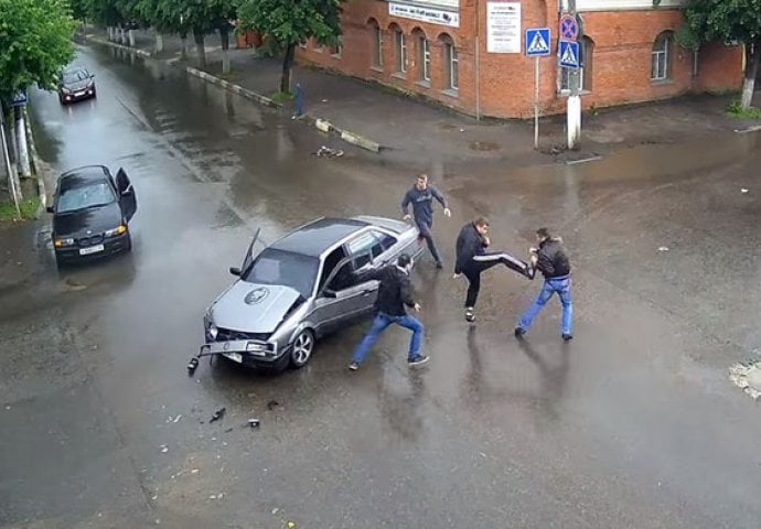 Žestok okršaj dva na dva: Vozač Passata previdio je znak "STOP", pa se sudario sa Renault Kangoom