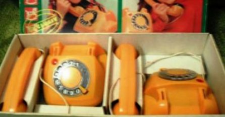 Nekada smo se sjajno zabavljali sa plastičnim telefonima, najčešće narandžaste boje