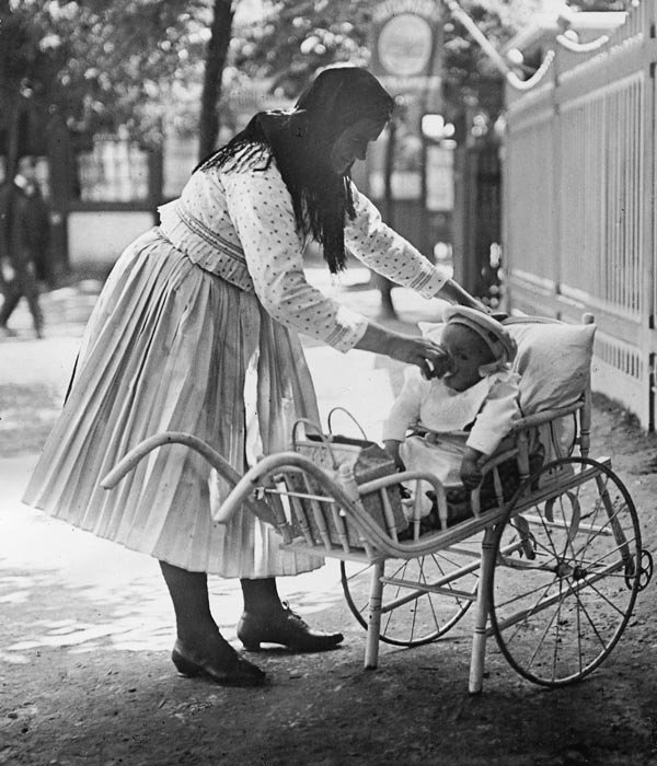 1900s-pulling-stroller-photolist