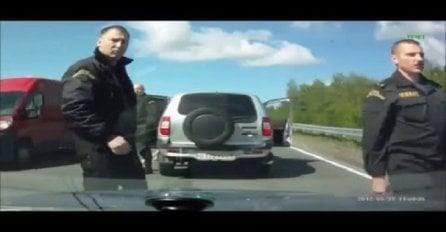 Kakva greška: Na autoputu uzeo prednost kombiju punom specijalaca (VIDEO)