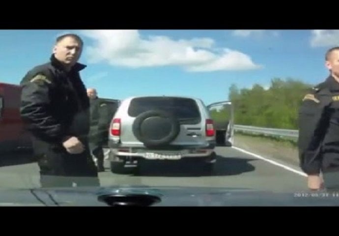 Kakva greška: Na autoputu uzeo prednost kombiju punom specijalaca (VIDEO)