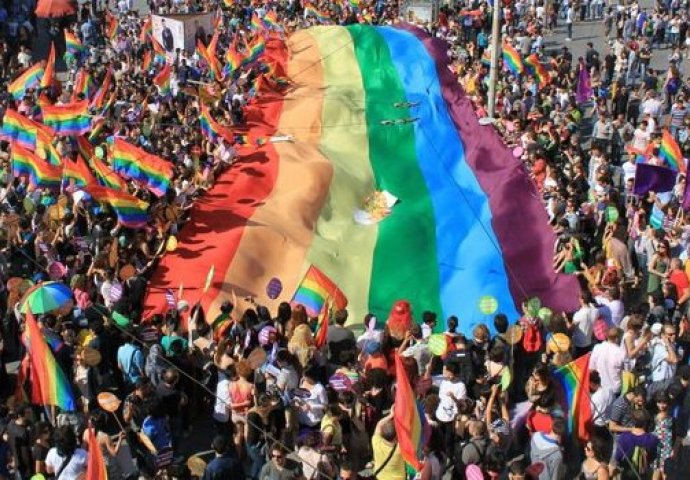 Muškarac pljuvao na sarajevsku povorku Pride-a i napao kanadsku fotografkinju