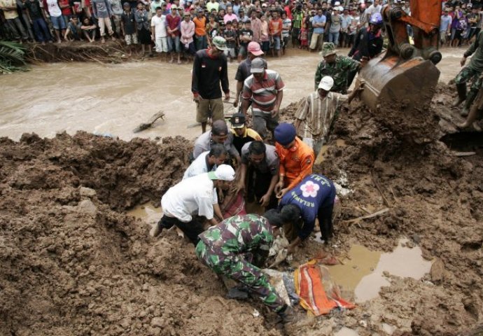 U poplavama u Indoneziji 24 poginulo, 26 nestalih