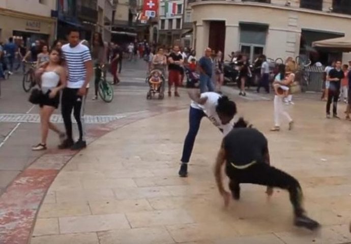 Uzeli su konopac i otišli na trg: Prolaznici nisu mogli vjerovati šta su im priredili! (VIDEO)