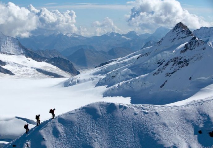 Srpski alpinista poginuo u Alpima, dvoje povrijeđeno  