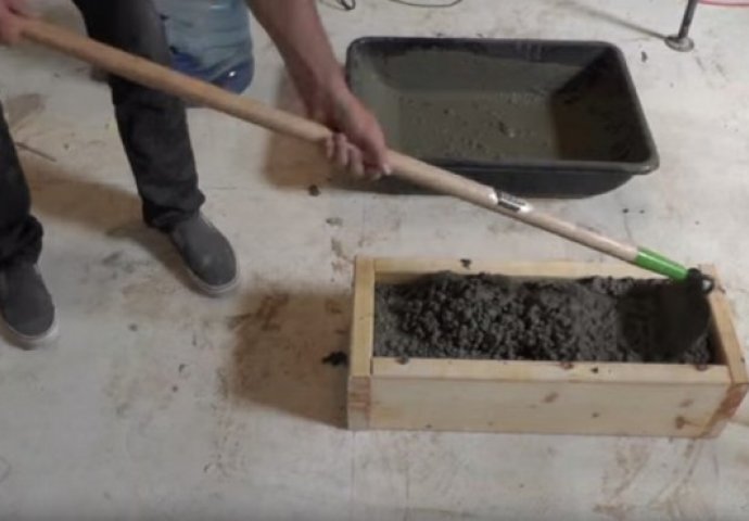 Napravio je drvenu kutiju i napunio je betonom: Ovo ćete odmah poželjeti u svom vrtu 