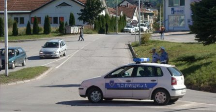 Lažno se predstavili kao policijski službenici i vršili pretres stana