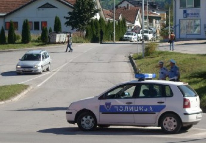 Lažno se predstavili kao policijski službenici i vršili pretres stana