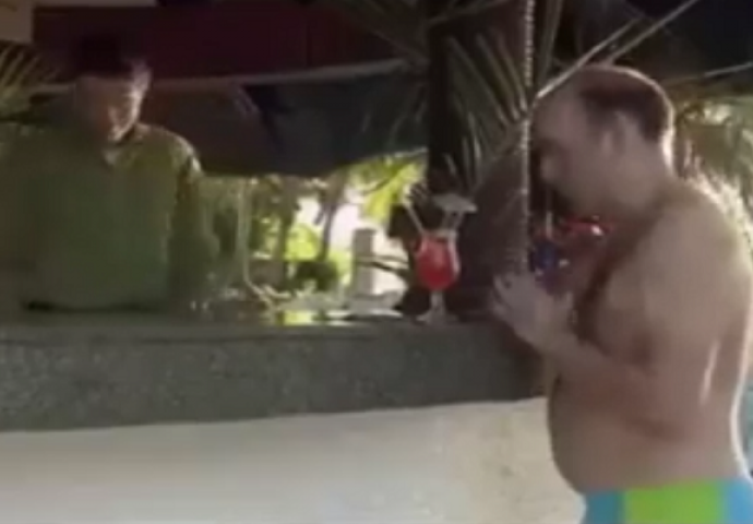 Konobar mu vratio kusur na plaži, a ono što se desilo u nastavku će vas nasmijati do suza (VIDEO)
