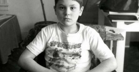 Nekada simpatičan dječak, a danas legenda šarma i jedan od najboljih glumaca ikada: Znate li o kome je riječ?