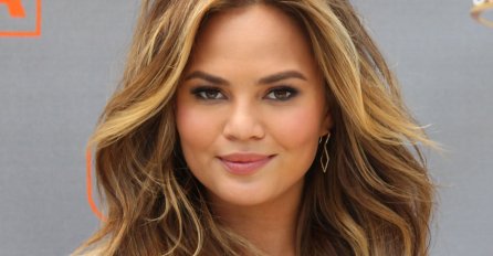 Za sve postoji prvi put - Chrissy Teigen prvi put izašla u tenisicama