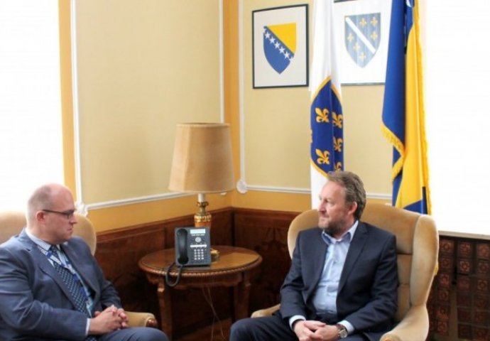 Izetbegović o bosanskom jeziku razgovarao s ambasadorom Jonathanom Mooreom 