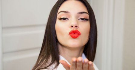NEVJEROVATNO: Kendall se prošetala gola