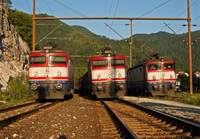 U nesreći usljed udara voza smrtno stradala pješakinja B.Đ. i povrijeđeno njeno dijete